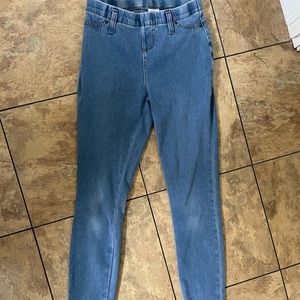 Skinny jegging jeans